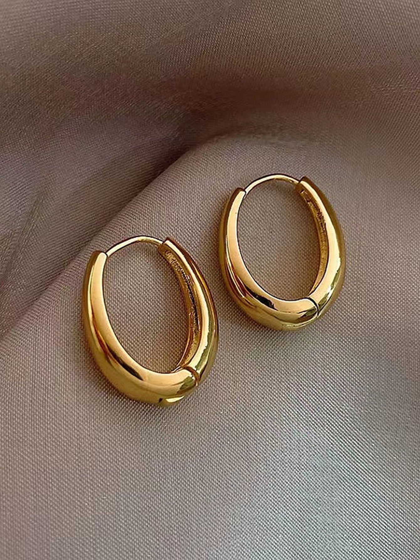 Minimalist hoop earrings