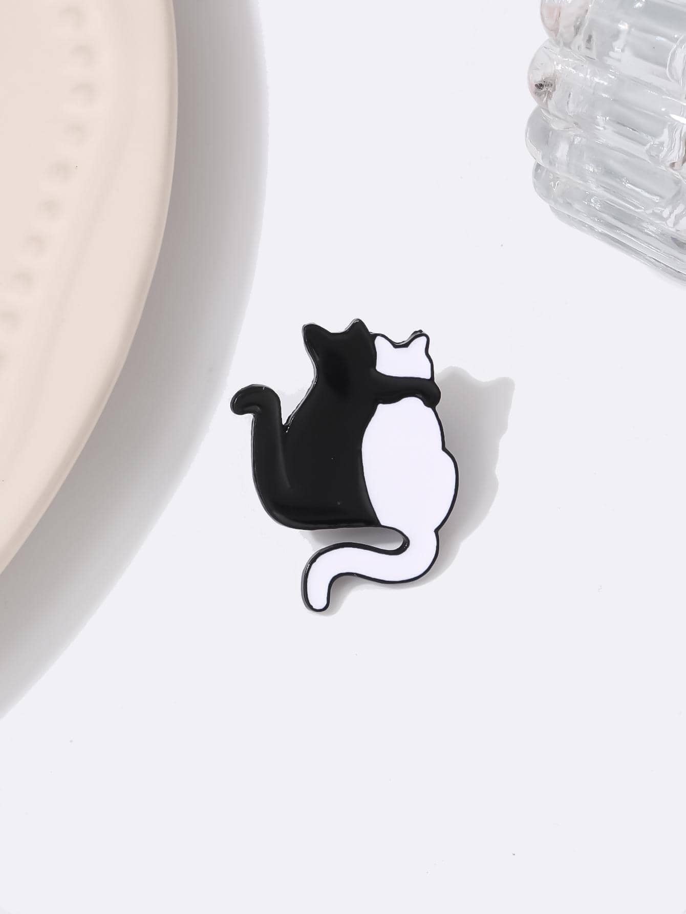 Carton cat design brooch
