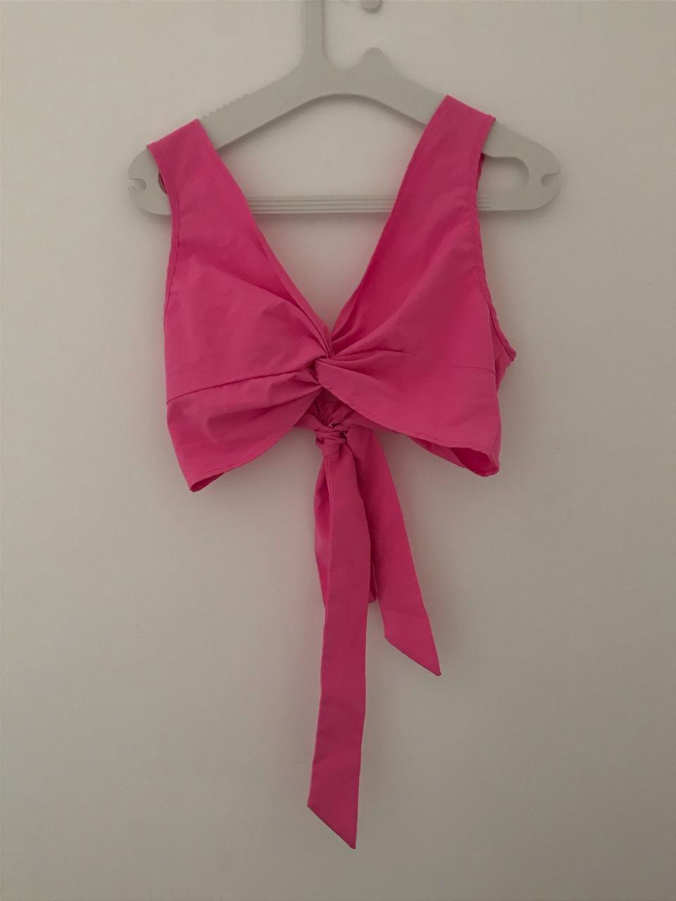 pink top